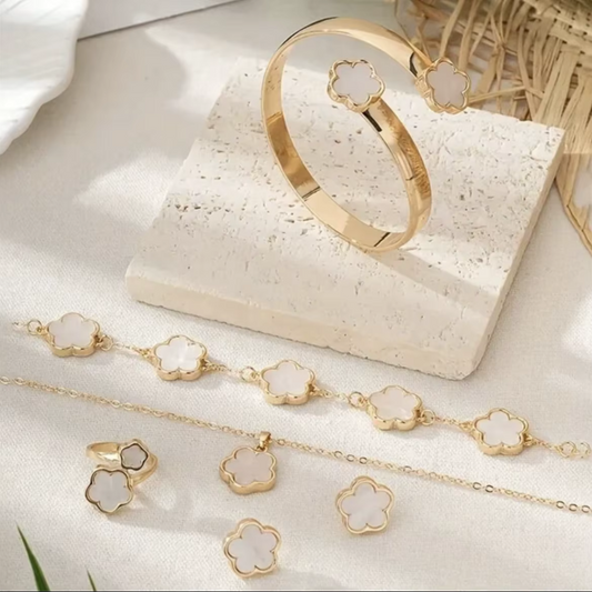 Clover Leaf Jewelry Set – Necklace, Bracelet, Earrings, and Ring